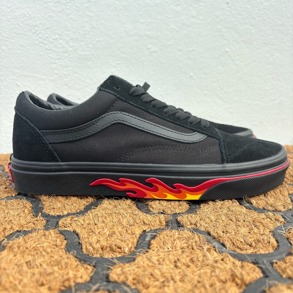 Vans Old Skool Black Flame Wall Athletic Skateboarding Shoes WMNS Size 8 Men’s 7